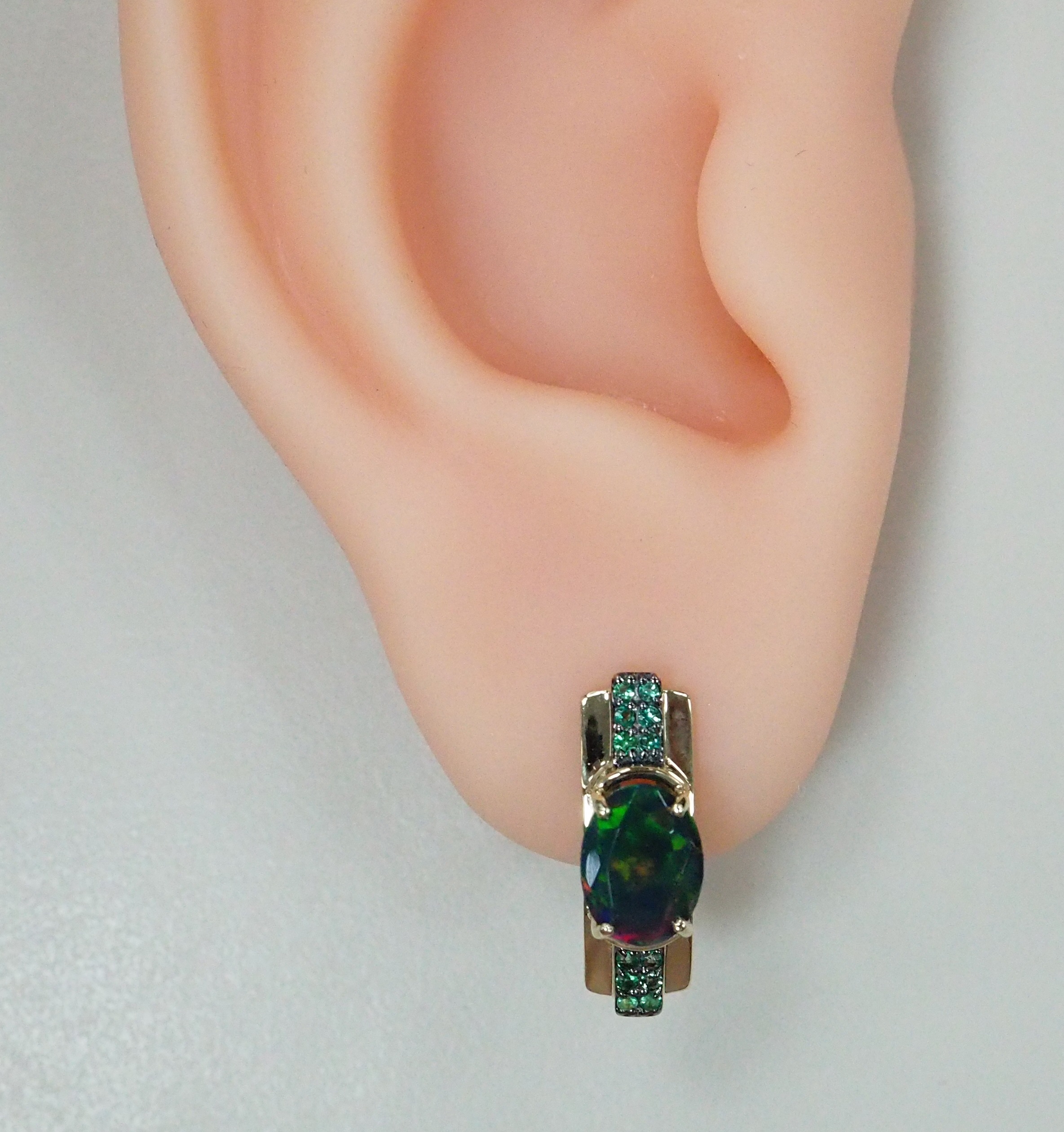 Серьги из желтого золота с опалами